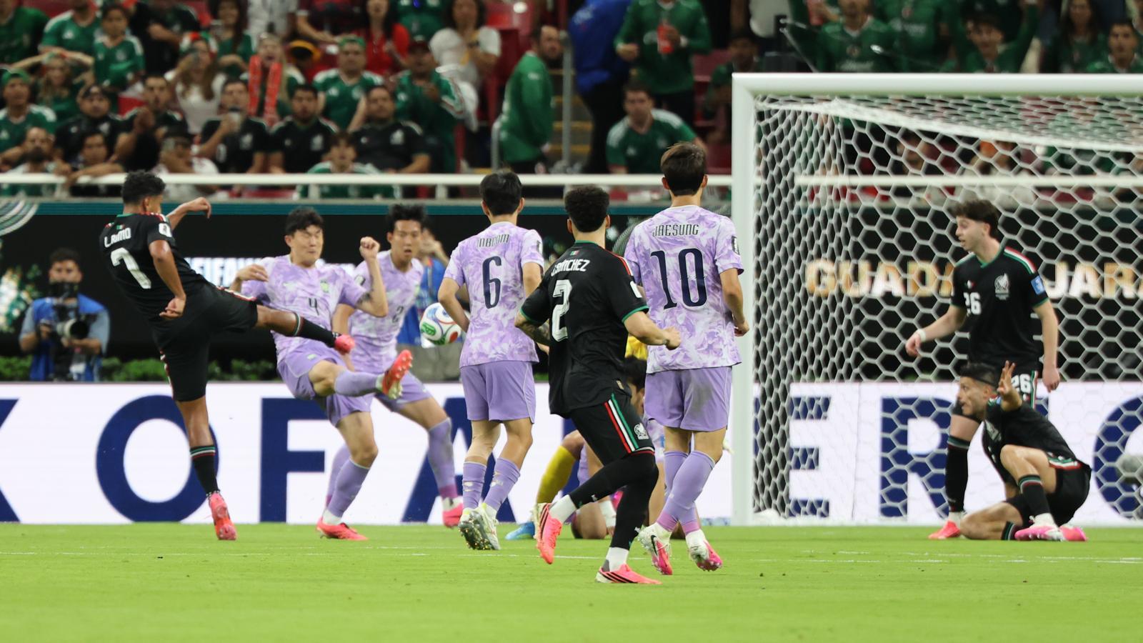 멕시코 축구국가대표팀 루이스 로모가 18일(현지시간) 멕시코 과달라하라 스타디움에서 열린 2026 북중미 월드컵 A조 조별리그 2차전 대한민국과 멕시코의 경기에서 선제골을 넣고 있다. 2026.6.19/뉴스1