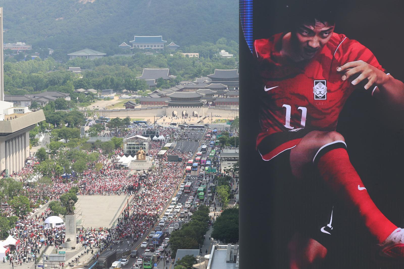 2026 국제축구연맹(FIFA) 북중미 월드컵 조별리그 A조 2차전 대한민국과 멕시코의 경기가 열리고 있는 19일 오전 서울 종로구 광화문광장에서 시민들이 열띤 응원을 펼치고 있다. 2026.06.19 서울=뉴시스