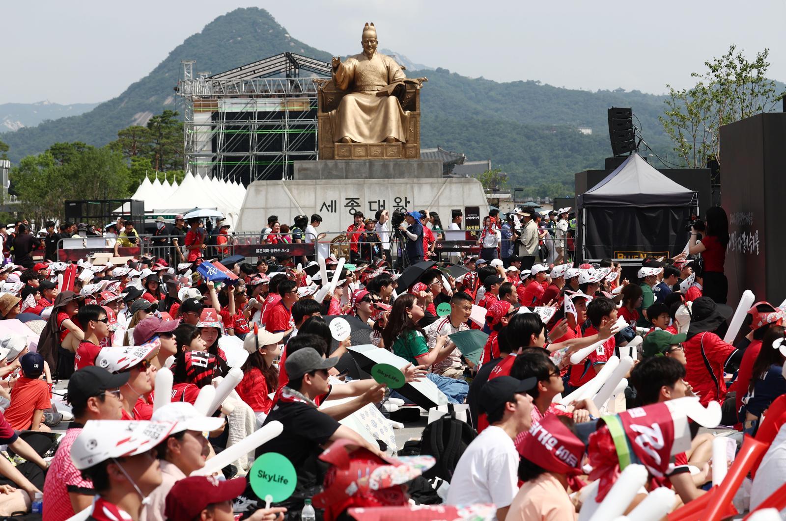 축구국가대표팀 공식 서포터즈 붉은악마를 비롯한 시민들이 19일 오전 서울 종로구 광화문광장에서 2026 북중미월드컵 A조 조별리그 2차전 대한민국과 멕시코의 경기를 화면으로 지켜보며 거리 응원을 펼치고 있다. 뉴스1