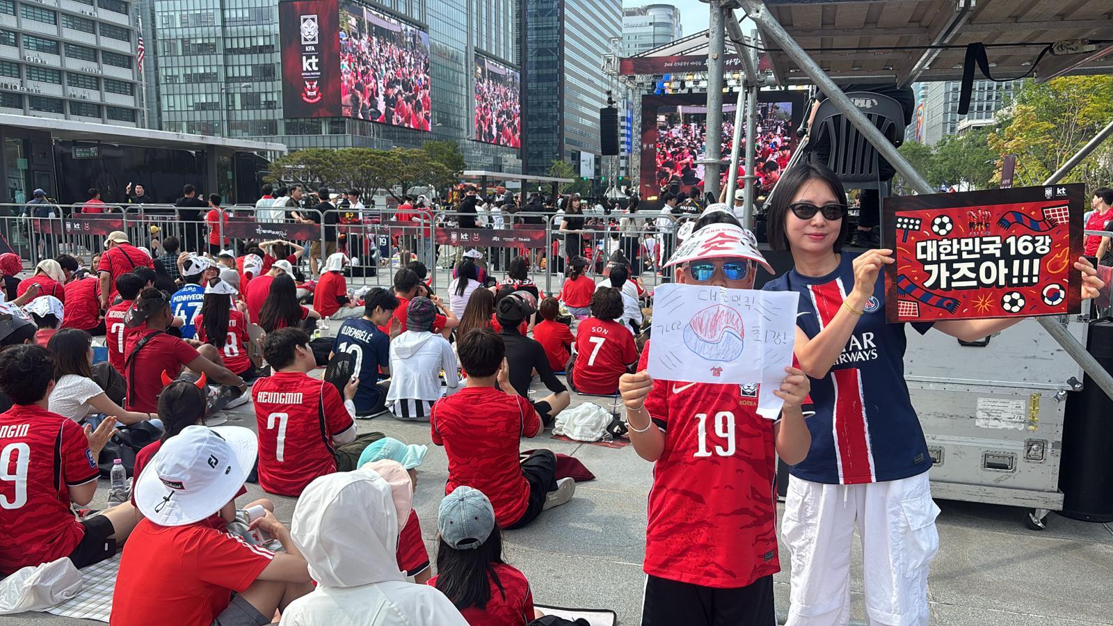 이강인 선수의 소속팀(파리 생제르맹 FC)과 국가대표 유니폼을 각각 입은 박지영(41·여)씨와 김지우(10)군의 모습. 2026.6.19 ⓒ 뉴스1