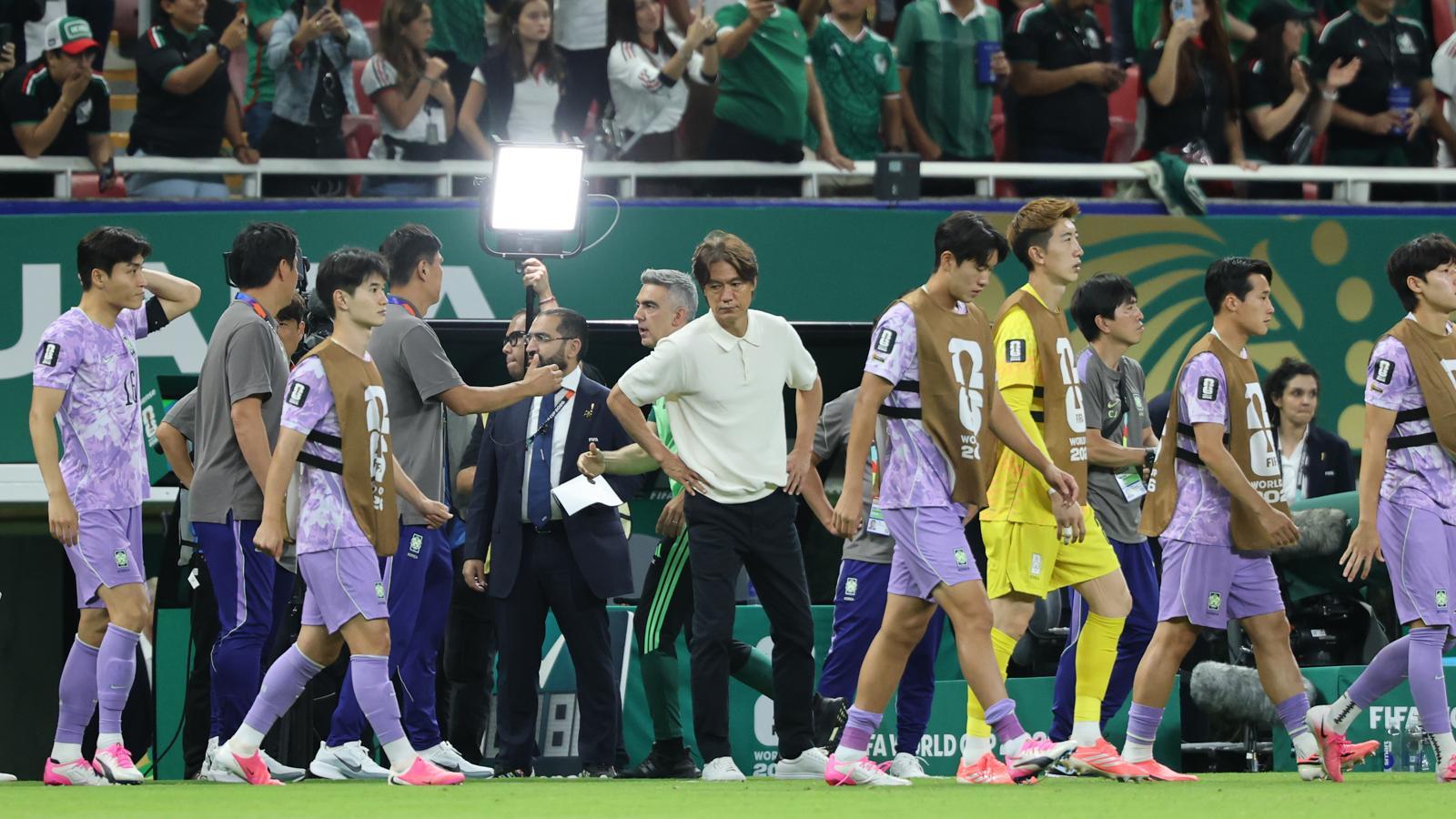 대한민국 축구국가대표팀 홍명보 감독과 선수들이 18일(현지시간) 멕시코 과달라하라 스타디움에서 열린 2026 북중미 월드컵 A조 조별리그 2차전 대한민국과 멕시코의 경기가 0-1로 끝나자 아쉬워하고 있다. 2026.6.19 ⓒ 뉴스1