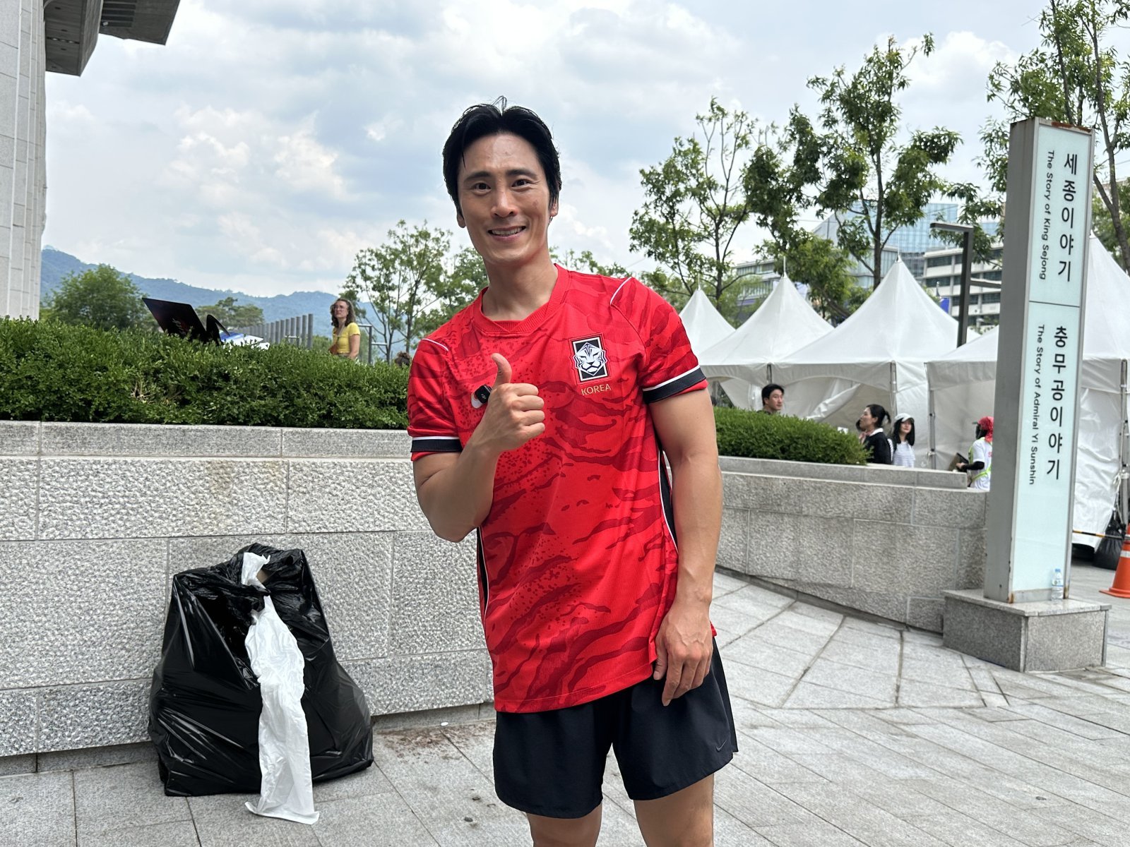 19일 거리응원이 끝난 광화문광장을 청소한 개그맨 김재우 씨. 2026.6.19 뉴스1