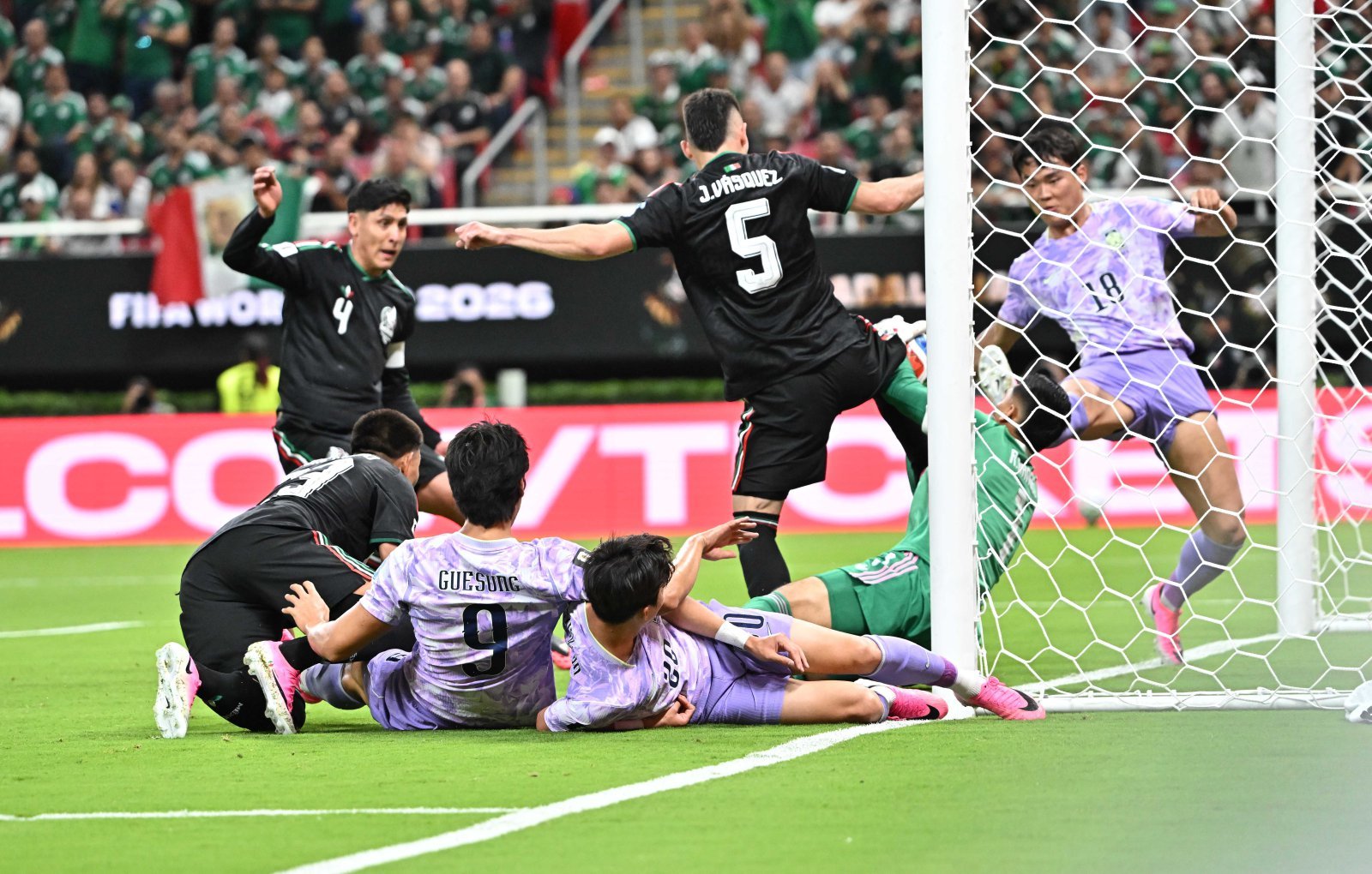 대한민국 축구국가대표팀의 조규성(가운데 아래)이 19일(한국시간) 멕시코 과달라하라 인근 사포판의 아크론 경기장에서 열린 2026 북중미 월드컵 멕시코와의 경기에서 헤더슛을 했으나 멕시코 골키퍼 라울 랑헬(오른쪽 둘째)이 넘어진 상태에서 가까스로 잡아내고 있다 2026. 6. 19 사진공동취재단/박형기 기자 oneshot@donga.com