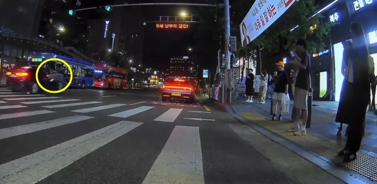 소아암 아들 태우고 병원가던 엄마, 무단 횡단한 여성과 사고