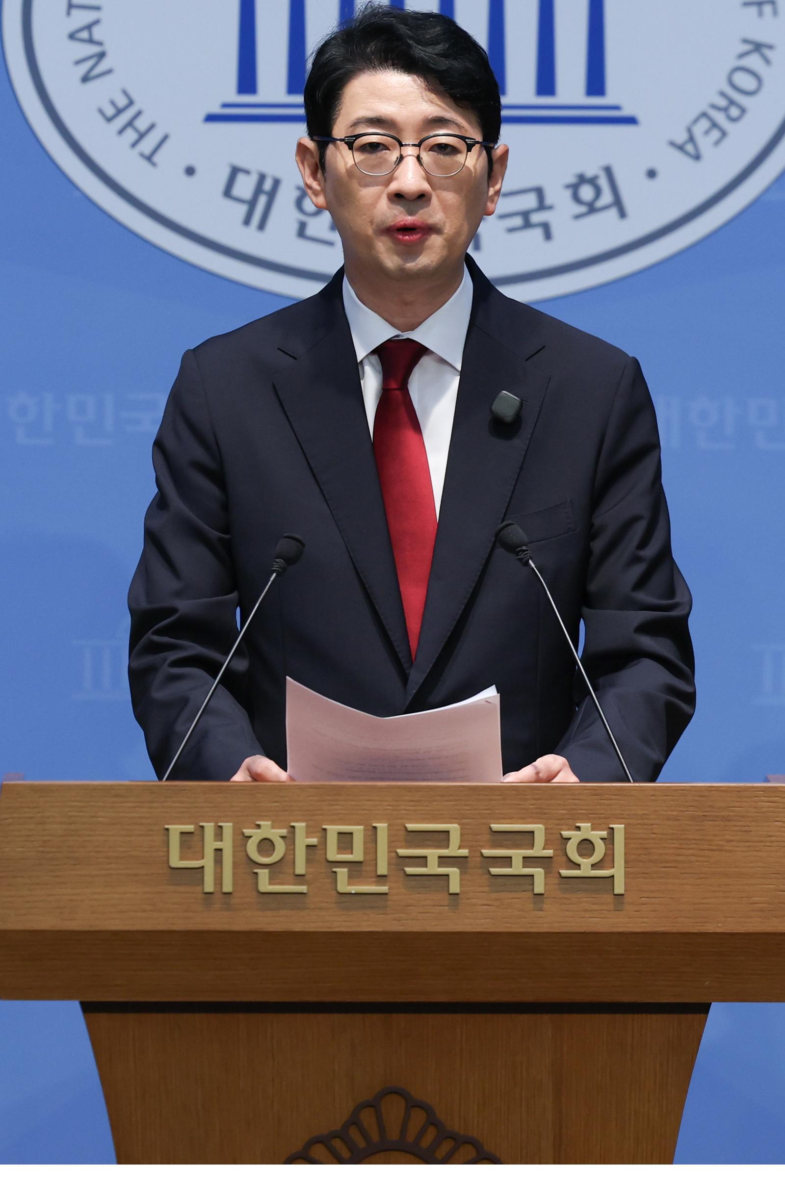 주진우 국민의힘 의원이 19일 오전 서울 여의도 국회 소통관에서 선관위 수의계약 및 수의계약 상위 업체 친민주당 인사 재직 의혹 관련 기자회견을 하고 있다. 뉴시스