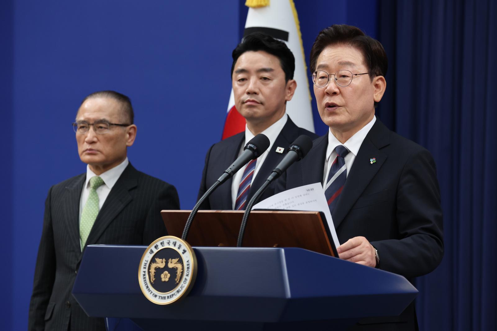 이재명 대통령이 19일 청와대 춘추관에서 유럽·G7 순방 결과를 브리핑하고 있다. 오른쪽부터 이 대통령, 강훈식 비서실장, 위성락 국가안보실장. 2026.6.19/뉴스1