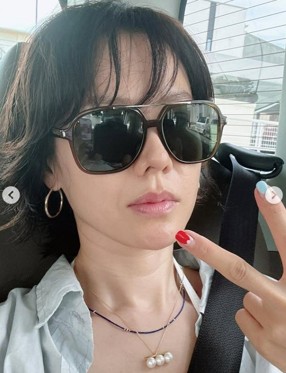 44세 손예진, 아들과 여행 중 셀카 공개…꾸밈없는 미모 눈길