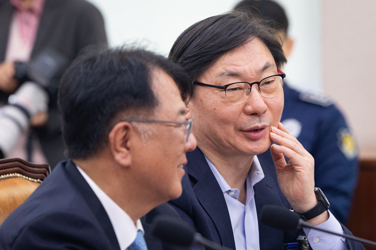 이화영 전 경기도 평화부지사(오른쪽)와 서민석 변호사가 14일 서울 여의도 국회에서 열린 제434회 국회(임시회) 윤석열 정권 정치검찰 조작기소 의혹 사건 진상규명 국정조사특별위원회 쌍방울 대북송금 조작기소 의혹 사건 청문회에 출석해 대화하고 있다. 2026.4.14 ⓒ 뉴스1