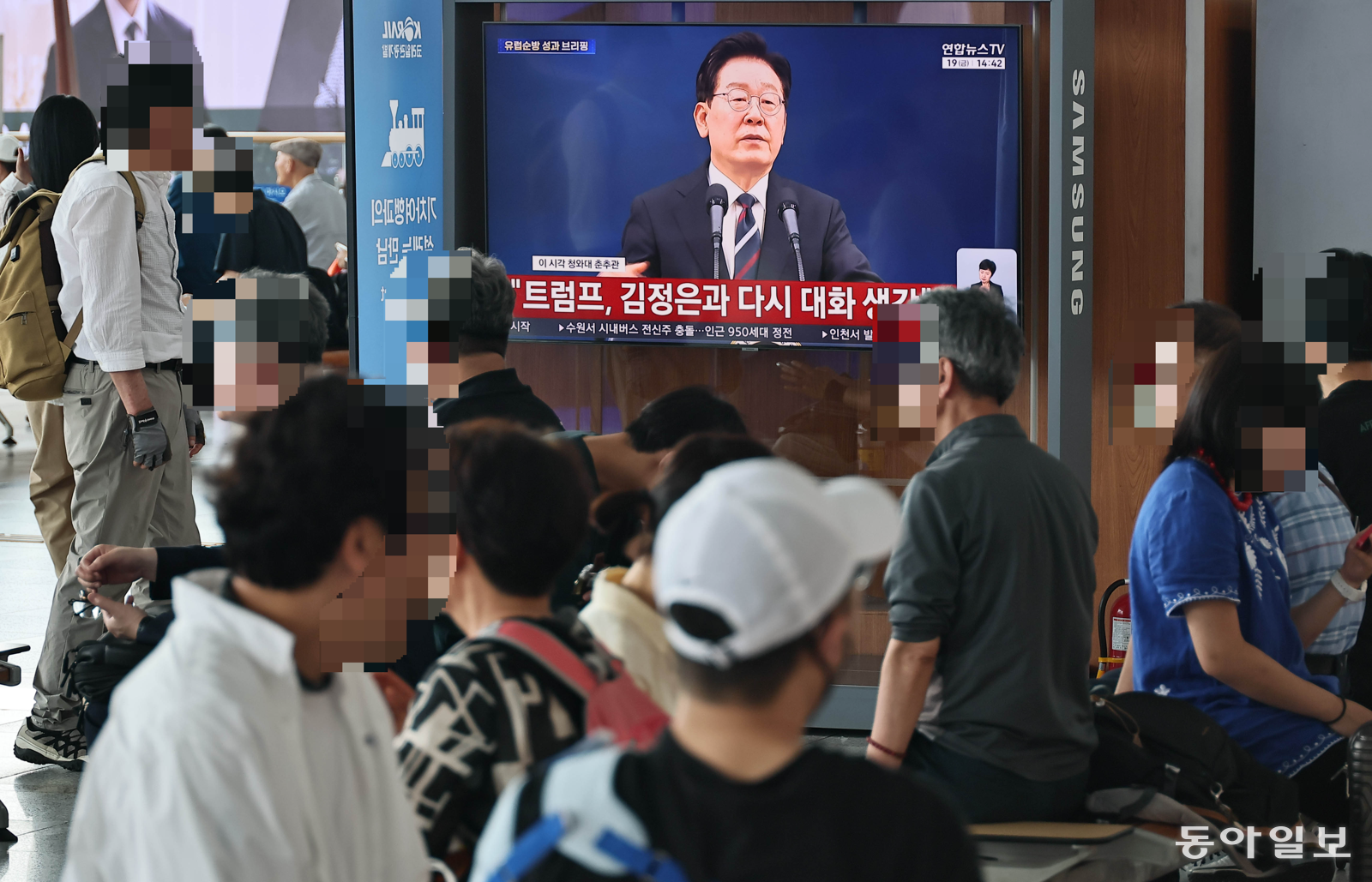 19일 서울역 맞이방에서 열차를 기다리는 시민들이 이재명 대통령의 유럽·G7 순방 결과를 브리핑을 시청하고 있다. 양회성 기자 yohan@donga.com
