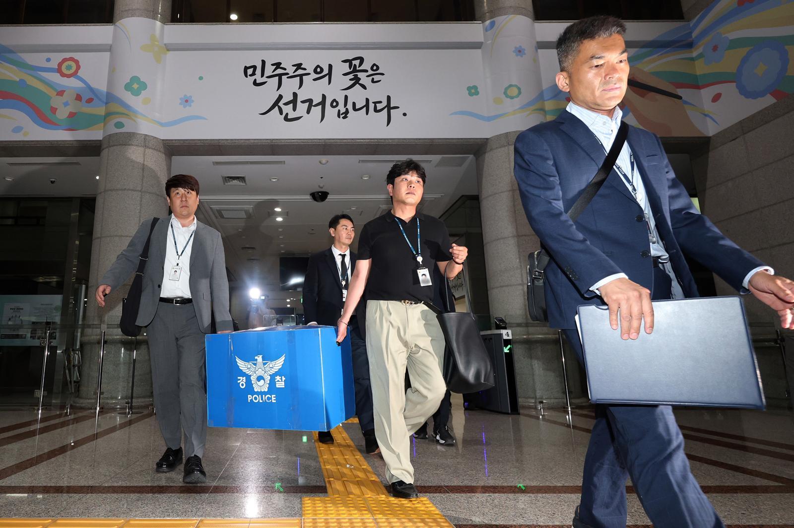 6·3 지방선거 투표용지 부족 사태를 수사하는 검경 합동수사본부 수사관들이 11일 경기도 과천시 중앙선거관리위원회에 대한 압수수색을 마친 뒤 압수품을 들고 건물을 나오고 있다. (공동취재) 2026.6.11 ⓒ 뉴스1