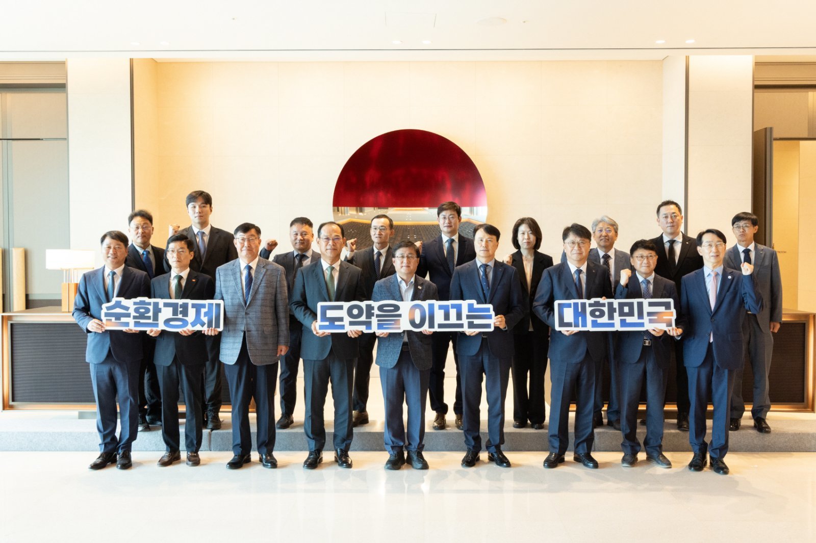 19일 서울시 강남구 포스코센터에서 정부 및 기업 관계자들이 ‘순환경제 선도기업·산단 육성·지원을 위한 협약’을 체결했다. (앞줄 오른쪽 세 번째부터 왼쪽 방향으로) LG전자 백승태 HS사업본부장, 포스코 이희근 사장, 기후에너지환경부 김성환 장관, 현대제철 이보룡 사장. LG전자 제공