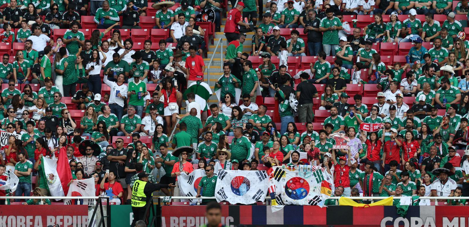 18일(현지 시간) 멕시코 과달라하라 스타디움에서 열린 2026 북중미 월드컵 조별리그 A조 대한민국과 멕시코의 경기에서 축구팬들이 응원을 하며 즐거운 시간을 보내고 있다. [사포판(멕시코)=뉴시스]