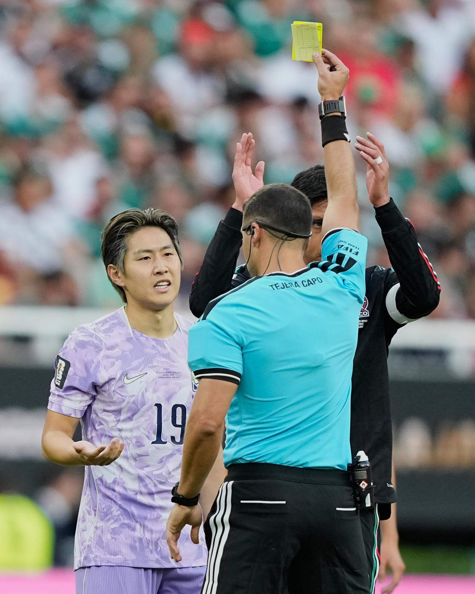이강인이 18일(현지 시간) 멕시코 사포판의 에스타디오 과달라하라에서 열린 2026 북중미 월드컵 조별리그 A조 2차전 멕시코와 경기 중 경고를 받고 있다. 2026.06.19 [사포판=AP/뉴시스]