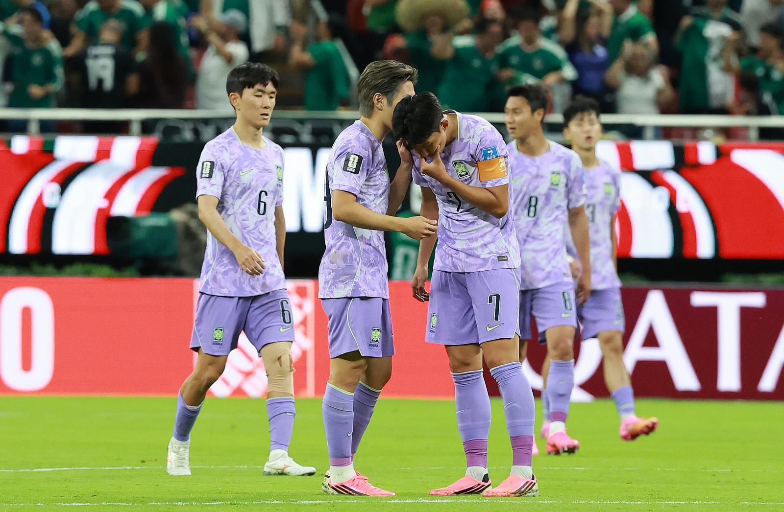 대한민국 축구국가대표팀 손흥민과 이강인이 18일(현지시간) 멕시코 과달라하라 스타디움에서 열린 2026 북중미 월드컵 A조 조별리그 2차전 대한민국과 멕시코의 경기에서 대화를 나누고 있다. 이날 경기는 대한민국 멕시코를 상대로 0-1로 패배했다. 2026.6.19 ⓒ 뉴스1
