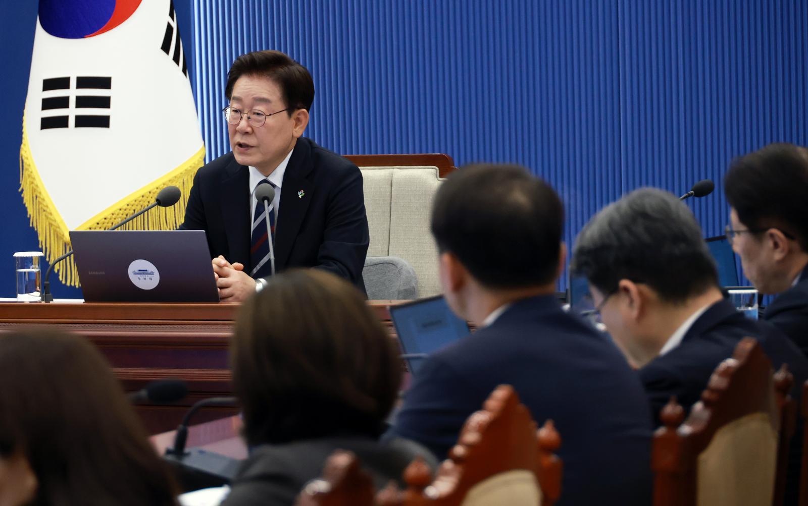 李 “종전 문턱, 첫째도 둘째도 물가…가용수단 총동원”