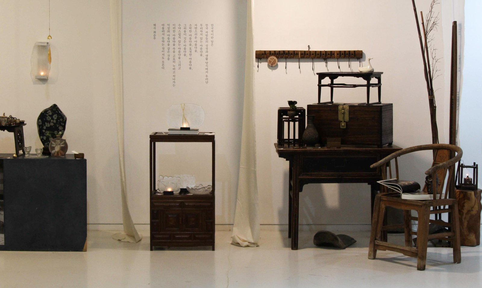 전통 기물을 새롭게 해석해 배치한 ‘젊은 골동’전 모습. 보안1942 제공