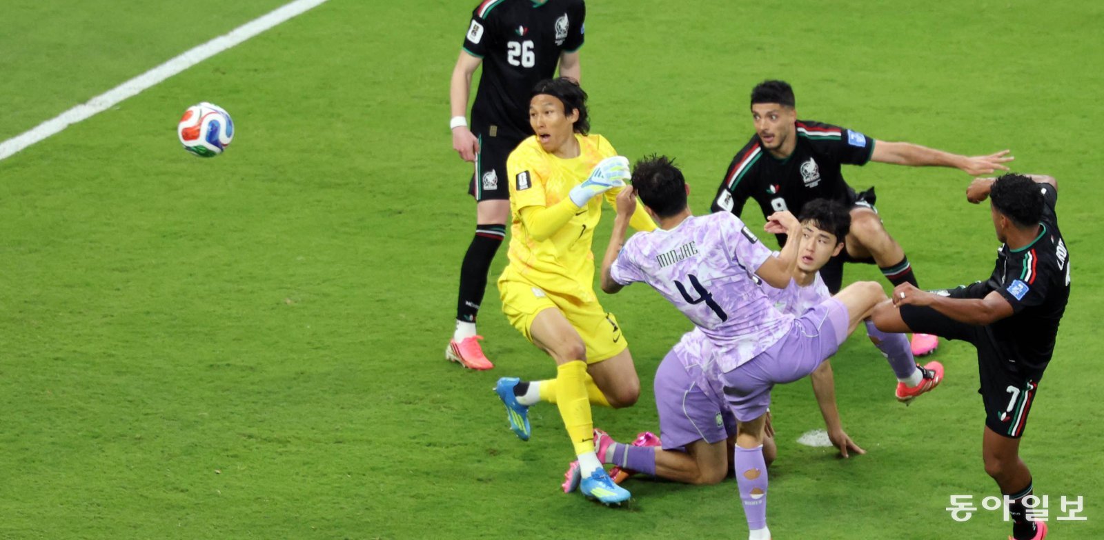 “아뿔싸” 한국 축구 대표팀 골키퍼 김승규(왼쪽에서 두 번째)가 19일 멕시코와의 2026 북중미 월드컵 조별리그 A조 2차전 후반 5분에 높이 뜬 공을 캐치한 뒤 내려오다가 자신의 앞에 있던 이기혁과 충돌해 공을 놓치고 있다(위쪽 사진).  멕시코 미드필더 루이스 로모(오른쪽)가 이 기회를 놓치지 않고 공을 오른발로 차 득점하고 있다. 로모에게 결승골을 내준 한국은 이후 파상공세에도 결국 0-1로 패했다. 사포판=박형기 기자 oneshot@donga.com·사진공동취재단