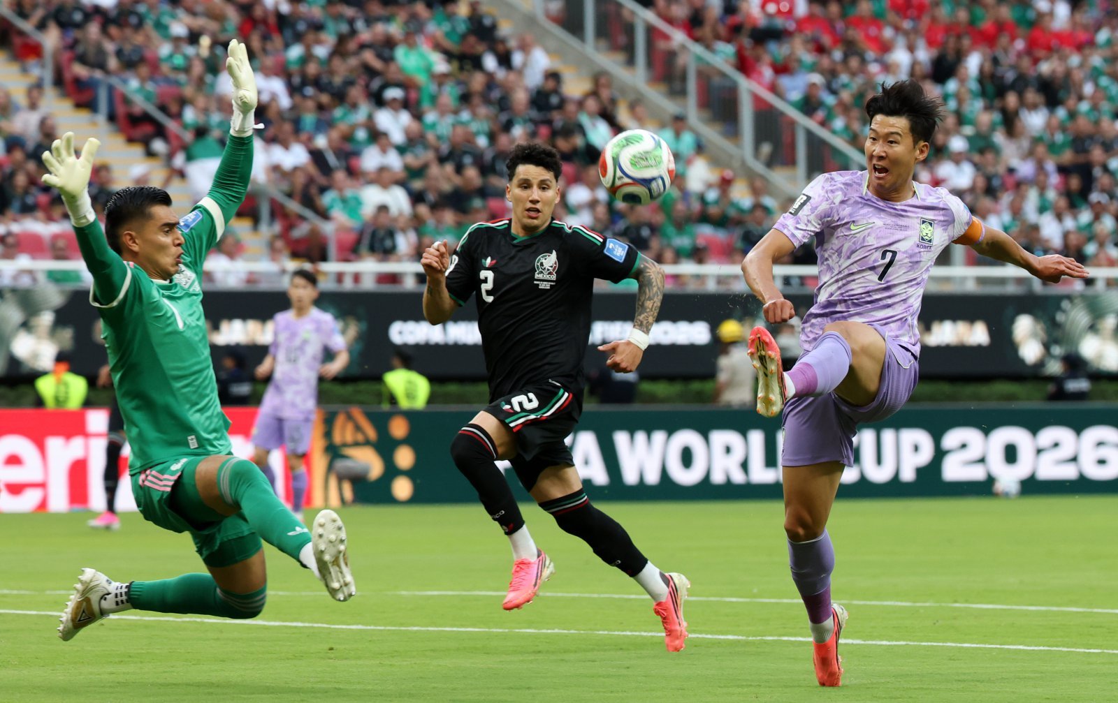 18일(현지 시간) 멕시코 과달라하라 스타디움에서 열린 2026 북중미 월드컵 조별리그 A조 대한민국과 멕시코의 경기에서 대한민국 손흥민이 슛을 하고 있다. 2026.06.19 [사포판(멕시코)=뉴시스]