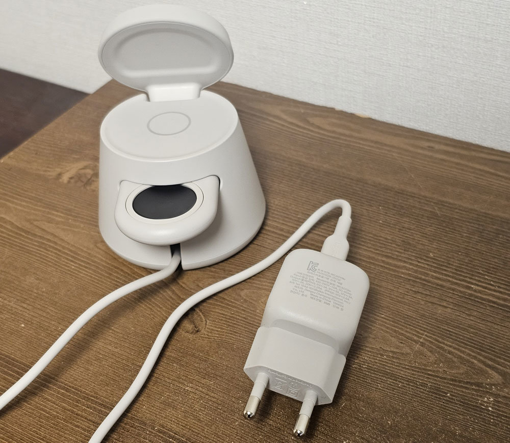 고속 충전을 위한 45W급 고용량 USB-PD 어댑터가 기본 제공된다 / 출처=IT동아