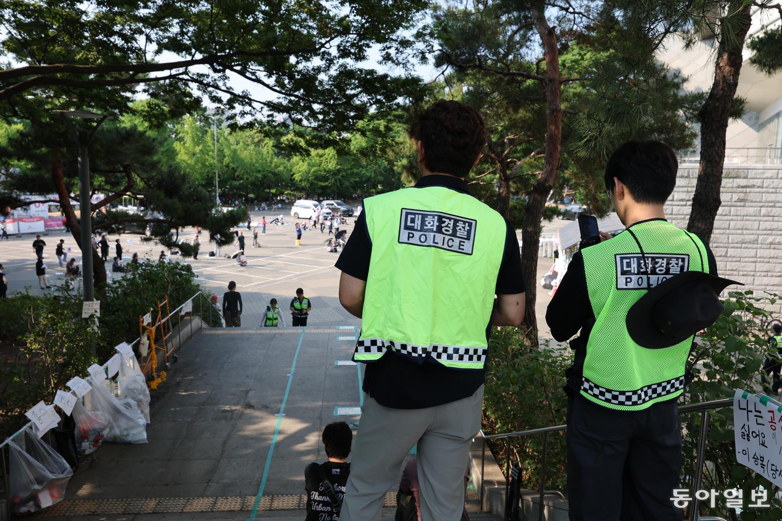 제9회 전국동시지방선거 투표용지 부족 사태에 항의하는 개표소 봉쇄 시위. 16일 오전 8시 송파구 올림픽 핸드볼경기장 앞에서 시민들이 “부정선거 재선거. 당일선거 수개표” 의 구호를 외치는 모습을 경찰이 지켜보고 있다.  변영욱 기자 cut@donga.com