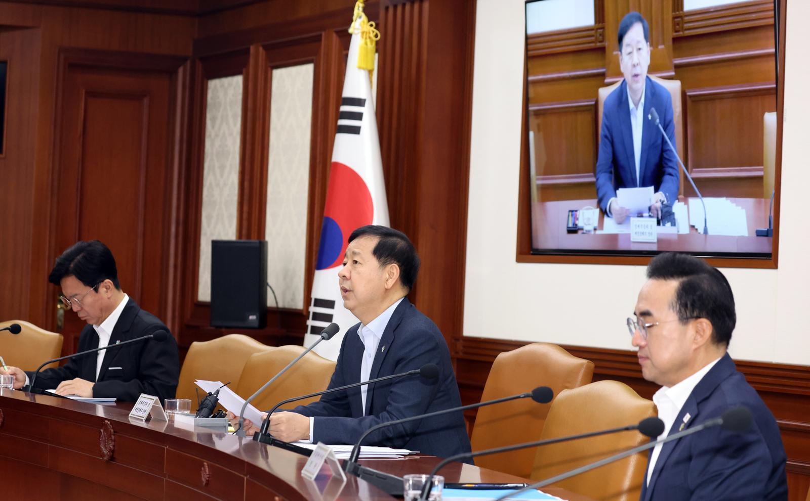 구윤철 경제부총리 겸 재정경제부 장관이 19일 오전 서울 종로구 세종대로 정부서울청사에서 열린 비상경제본부 희의 겸 경제관계장관회의 및 대외경제장관회의에서 모두 발언을 하고 있다. 이날 회의에서 참석자들은 포스트 중동에 따른 세계질서 변화와 한국의 지역전략 등을 논의했다. 2026.6.19/뉴스1