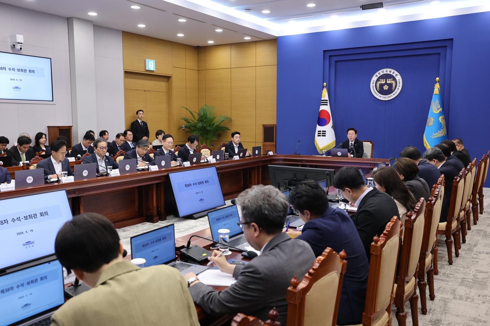 이재명 대통령이 19일 청와대에서 열린 대통령 주재 수석·보좌관 회의에서 발언하고 있다. 2026.6.19 청와대사진기자단
