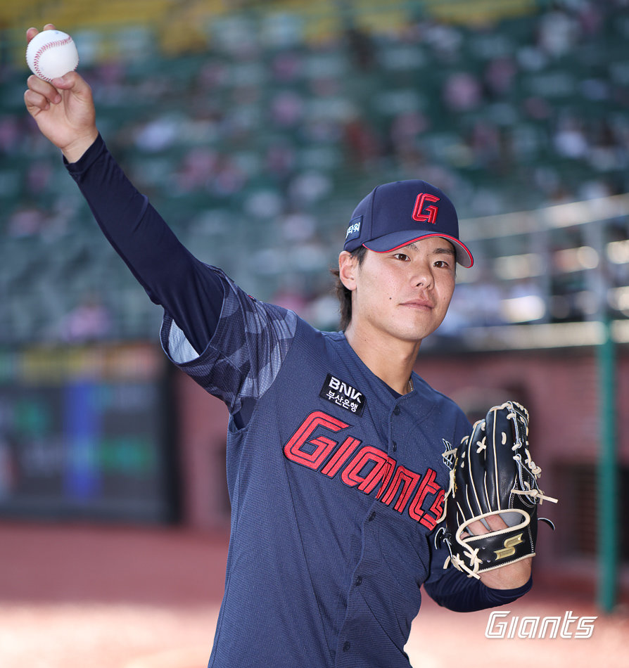 ‘KBO 입성’ 아시아쿼터 이이무라, 반등 절실한 롯데 희망될까