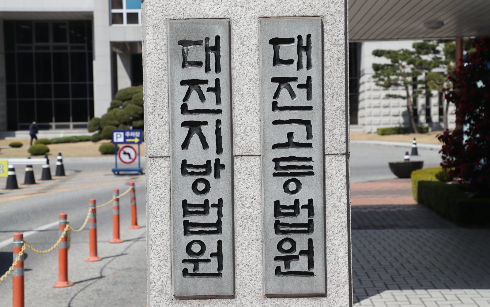 친딸 성폭행하고 영장심사 전 도주한 60대, 2심도 징역 5년