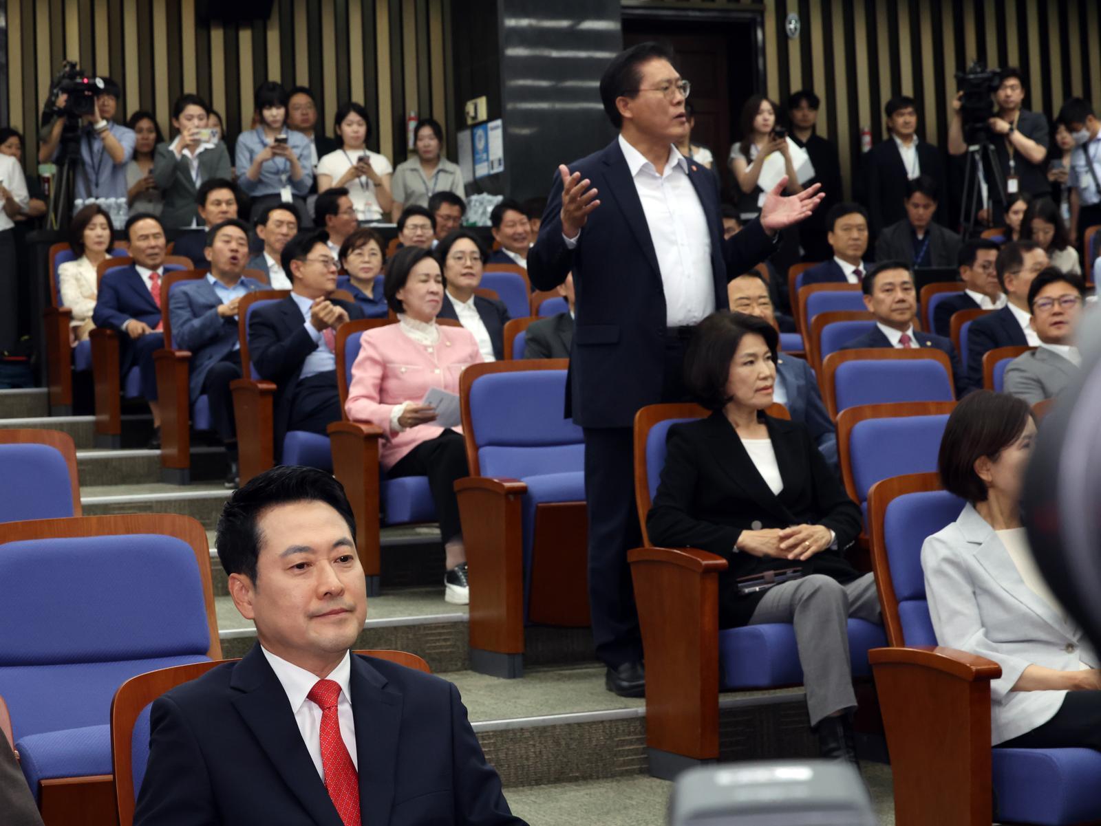 장동혁 사퇴 땐 2가지 경우의 수…결정은 권한대행 1순위 정점식 손에