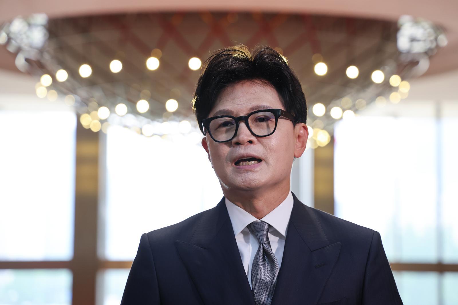 한동훈 무소속 의원이 11일 서울 여의도 국회에서 본회의장에 들어가기 전 취재진 질문에 답하고 있다. 2026.6.11. 뉴스1