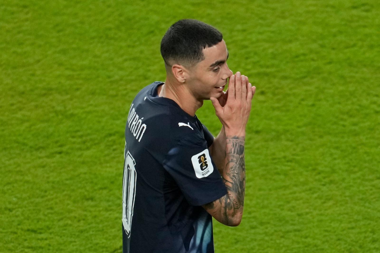 Paraguay‘s Miguel Almiron reacts after received a red card during the World Cup Group D soccer match against Turke in Santa Clara, Calif., near San Francisco, Friday, June 19, 2026. (AP Photo/Jeff Chiu)