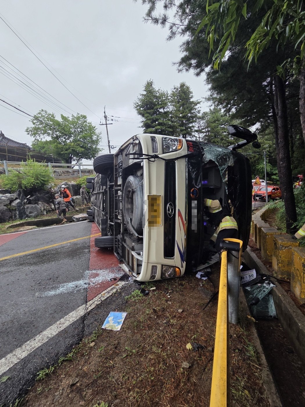 20일 오전 경기 파주시 장단면 도라전망대 주변 한 도로에서 관광객 20여명을 태운 버스가 전도된 현장. 뉴스1