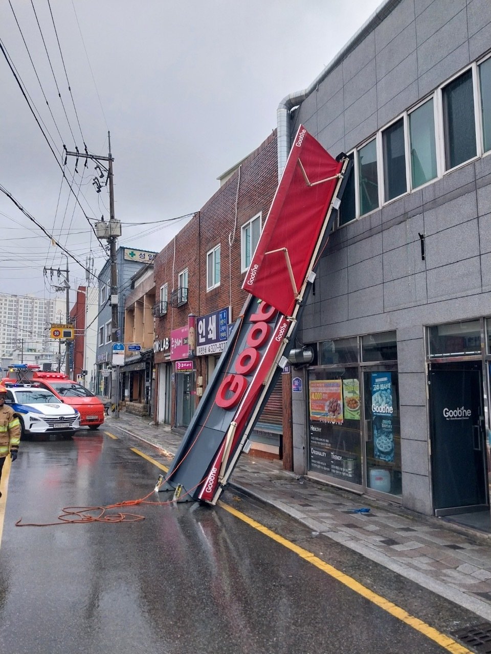 부산 사상구 감전동 174 부근에서 강풍으로 가게 간판이 떨어졌다. 부산소방재난본부 제공
