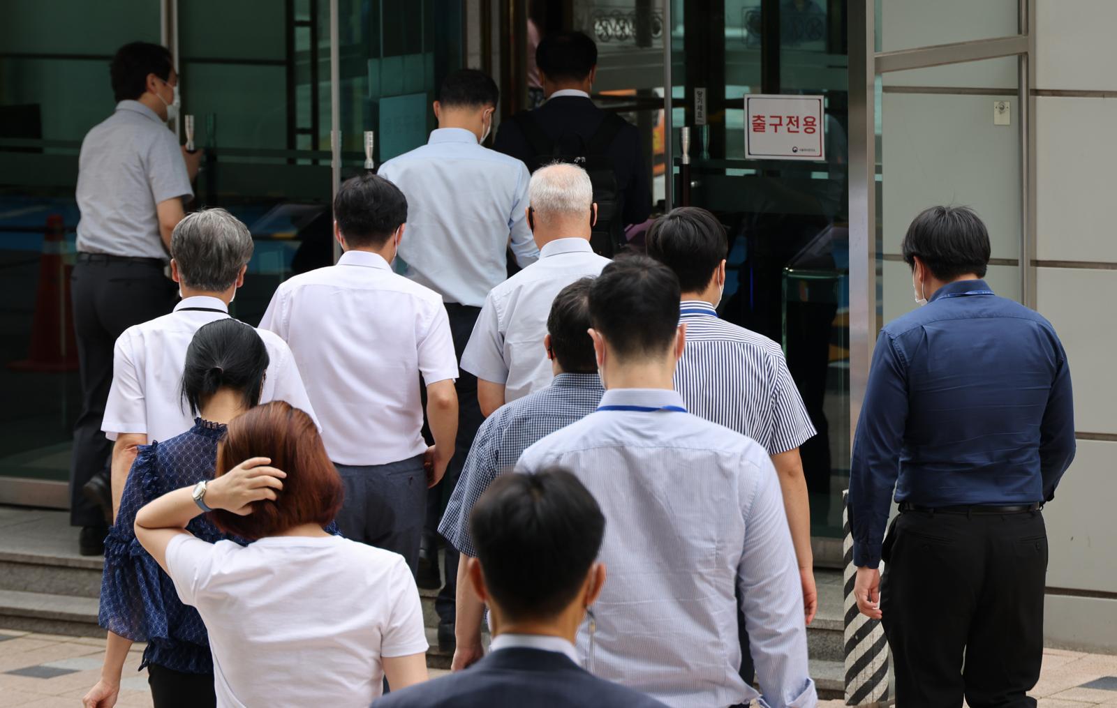 자녀 등교에 공용車, 포상금 재배분 강요…공무원 27명 적발