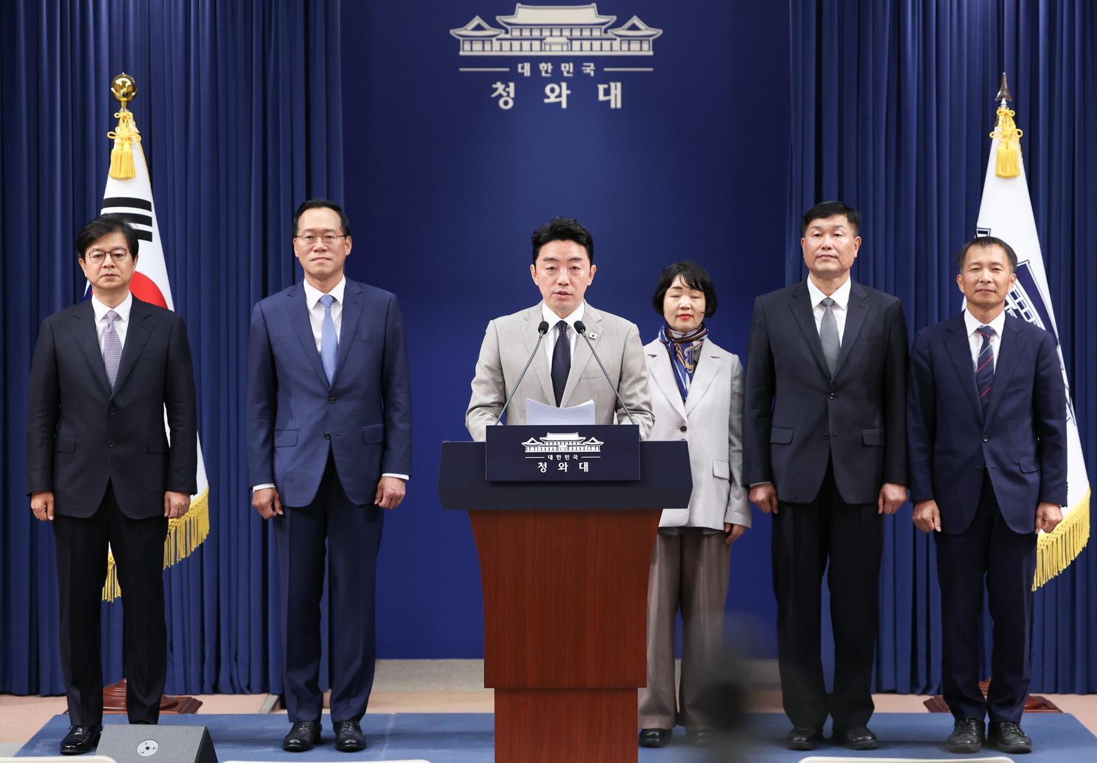 강훈식 대통령비서실장이 21일 청와대 춘추관에서 수석비서관급 인선 발표를 하고 있다. 이재명 대통령은 이날 홍보소통수석비서관에 성기홍 전 연합뉴스 대표이사, 민정수석비서관에 한찬식 김앤장법률사무소 변호사, 사회수석비서관에 김경자 우석대 교수를 임명했다. 국가안보실 제1차장과 3차장엔 강건작 미래국방전략위원회 위원과 송기호 안보실 경제안보비서관을 발탁했다. 왼쪽부터 성기홍 홍보소통수석비서관, 한찬식 민정수석비서관, 강 비서실장, 김경자 사회수석비서관, 강건작 국가안보실 제1차장, 송기호 국가안보실 제3차장. 2026.6.21/뉴스1