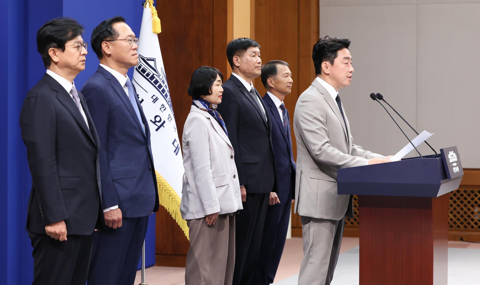 강훈식 대통령비서실장이 21일 청와대 춘추관에서 수석비서관급 인선 발표를 하고 있다. 이재명 대통령은 이날 홍보소통수석비서관에 성기홍 전 연합뉴스 대표이사, 민정수석비서관에 한찬식 김앤장법률사무소 변호사, 사회수석비서관에 김경자 우석대 교수를 임명했다. 국가안보실 제1차장과 3차장엔 강건작 미래국방전략위원회 위원과 송기호 안보실 경제안보비서관을 발탁했다. 뒷줄 왼쪽부터 성기홍 홍보소통수석비서관, 한찬식 민정수석비서관, 김경자 사회수석비서관, 강건작 국가안보실 제1차장, 송기호 국가안보실 제3차장. 2026.6.21/뉴스1