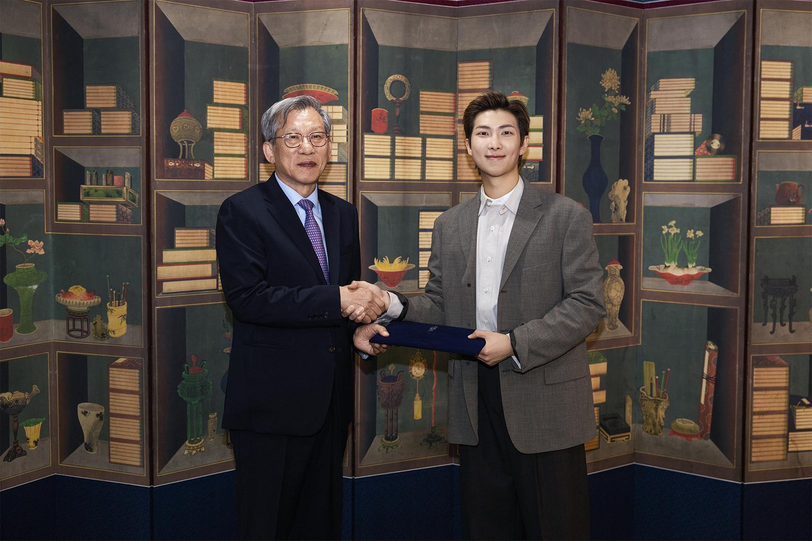유홍준(왼쪽) 관장과 RM(국립중앙박물관 제공)