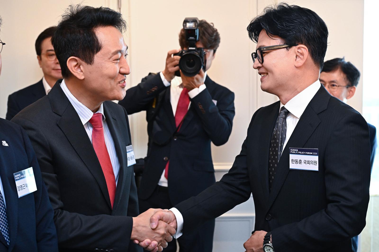 오세훈 서울시장과 한동훈 무소속 의원이 16일 서울 여의도 CCMM빌딩에서 열린 2026 국민공공정책포럼에 참석해 인사를 나누고 있다. (국민일보 제공) 2026.6.16/뉴스1