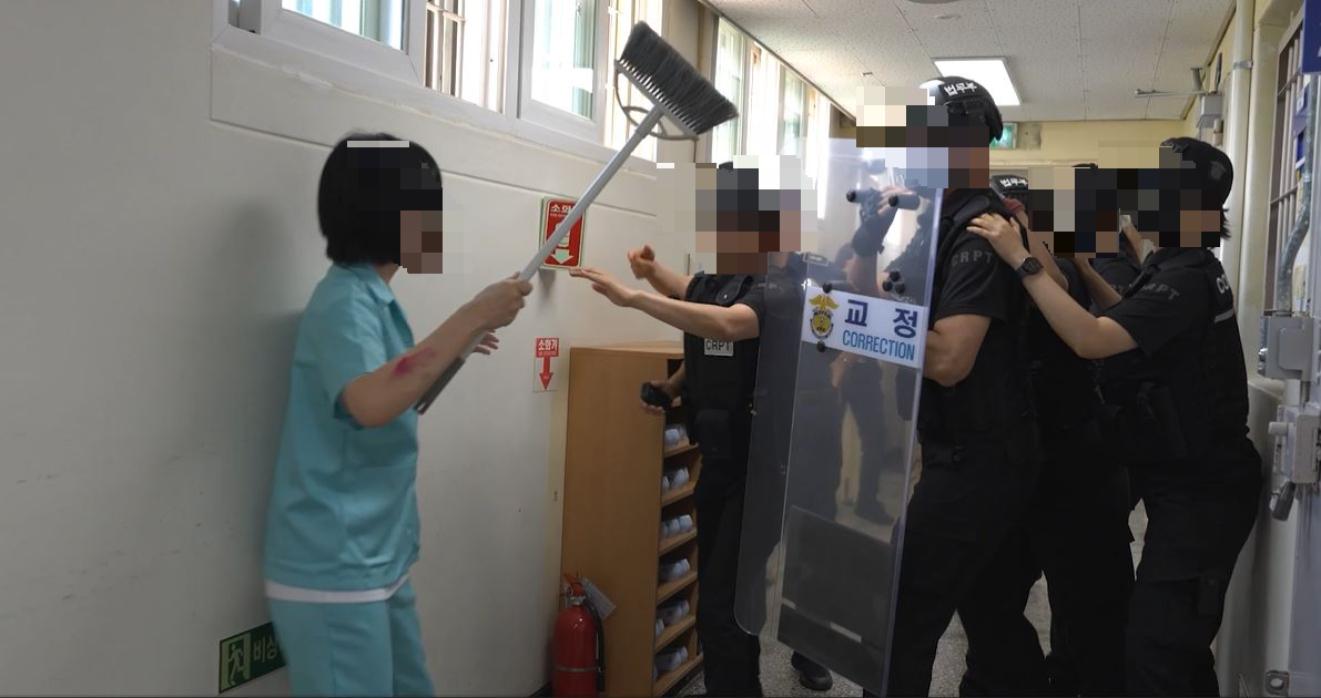 ‘수용률 120%’ 5평 감방에 11명 빼곡…국내 유일 여성교도소 가보니