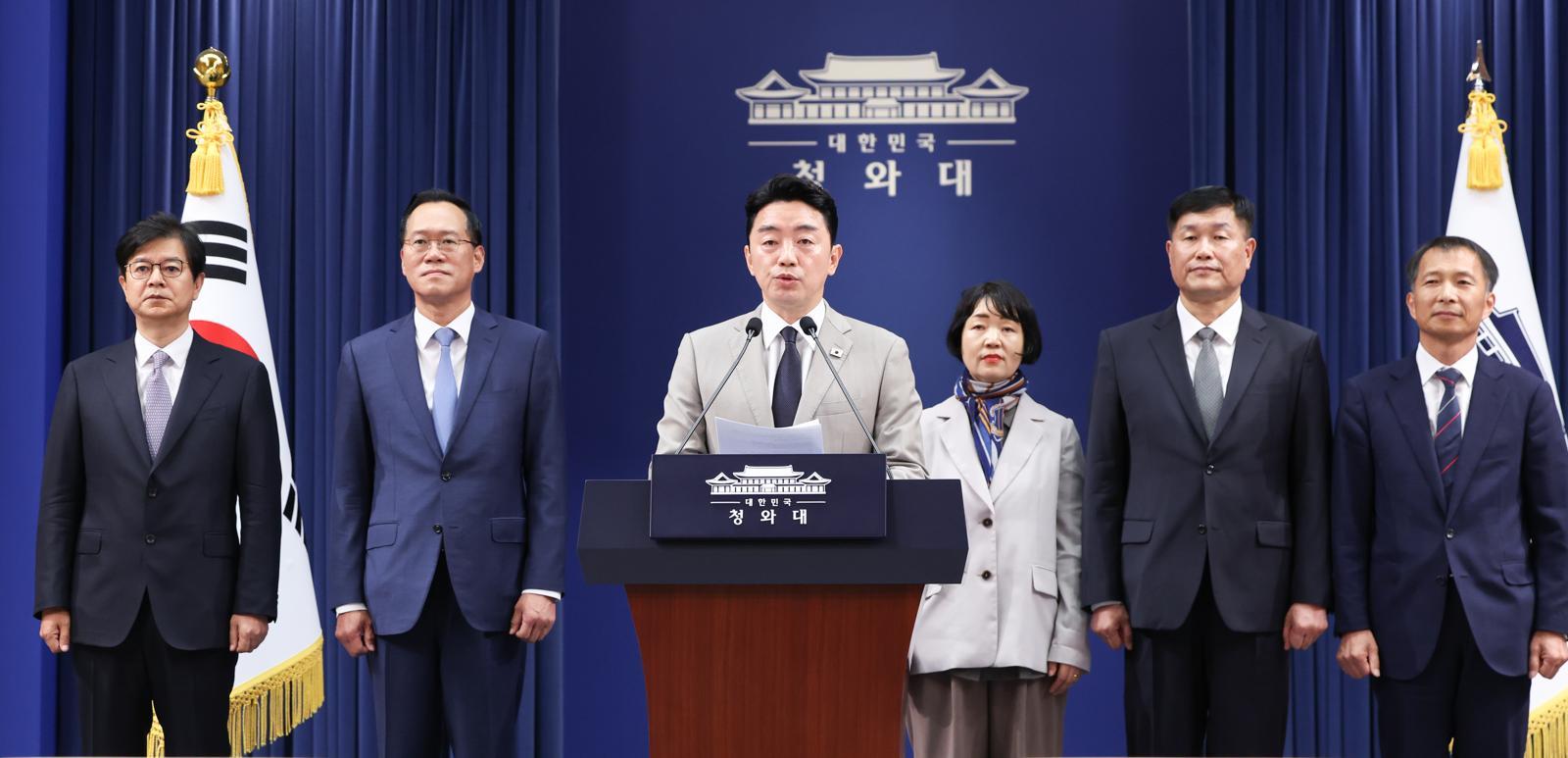 강훈식 대통령비서실장이 21일 청와대 춘추관에서 수석비서관급 인선 발표를 하고 있다. 이재명 대통령은 이날 홍보소통수석비서관에 성기홍 전 연합뉴스 대표이사, 민정수석비서관에 한찬식 김앤장법률사무소 변호사, 사회수석비서관에 김경자 우석대 교수를 임명했다. 국가안보실 제1차장과 3차장엔 강건작 미래국방전략위원회 위원과 송기호 안보실 경제안보비서관을 발탁했다. 왼쪽부터 성기홍 홍보소통수석비서관, 한찬식 민정수석비서관, 강 비서실장, 김경자 사회수석비서관, 강건작 국가안보실 제1차장, 송기호 국가안보실 제3차장. 2026.6.21 ⓒ 뉴스1