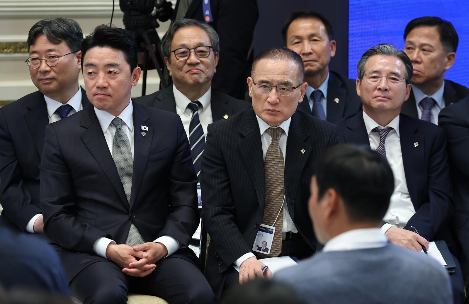 靑 3실장 체제 연말까지 유지…2년차 개각 내달초 본격화될 듯