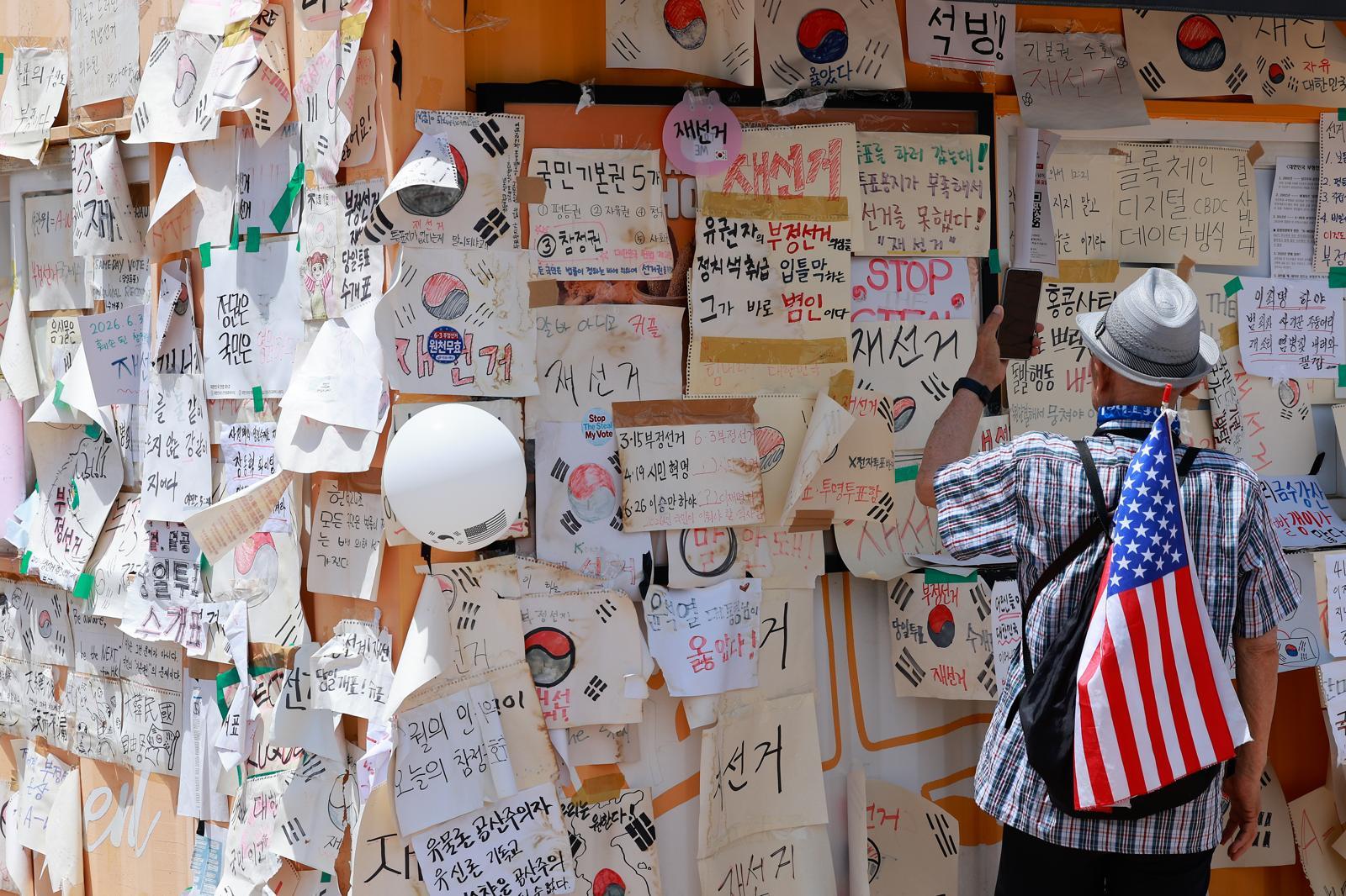 투표용지 부족 사태로 인한 개표소 봉쇄 시위가 17일째 이어지고 있는 17일 서울 송파구 올림픽공원 티켓링크 라이브 아레나(핸드볼경기장) 인근 푸드트럭에 선관위 규탄 메시지 등이 적혀 있다. 2026.6.21 ⓒ 뉴스1
