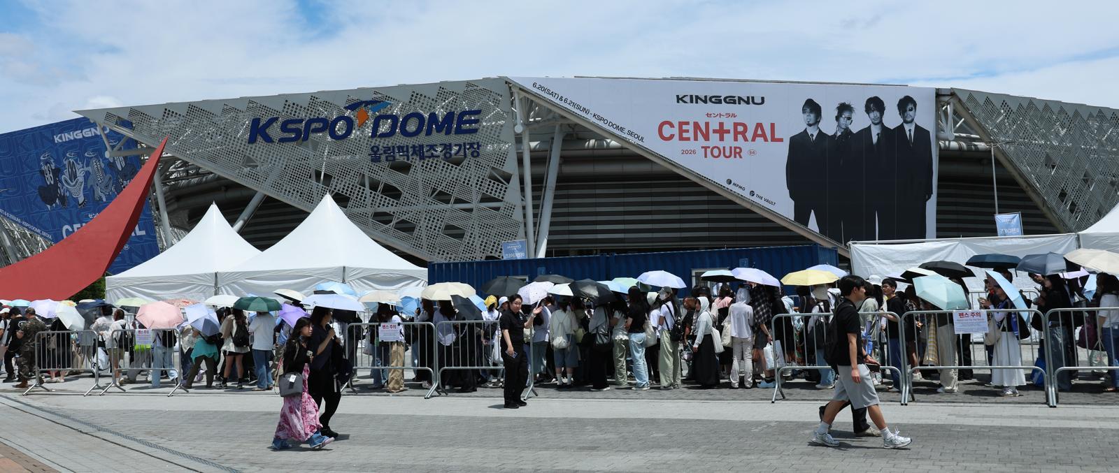 일본 4인조 록 밴드 킹누(King Gnu) 내한공연을 찾은 관객들이 17일 서울 송파구 올림픽공원 KSPO DOME(체조경기장) 앞에 길게 줄 서 있다. 2026.6.21/뉴스1