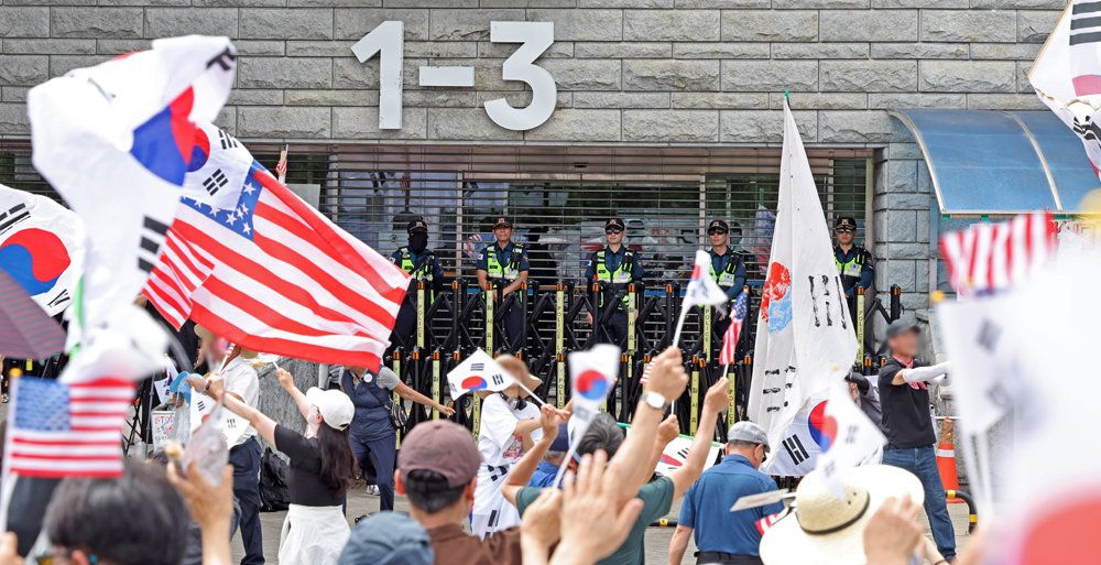 21일 서울 송파구 올림픽공원 핸드볼경기장 앞에서 시민들이 참정권 침해 사태와 관련해 ‘부정선거·재선거·당일투표·수개표’ 구호를 외치고 있다. 2026.06.21. 뉴시스