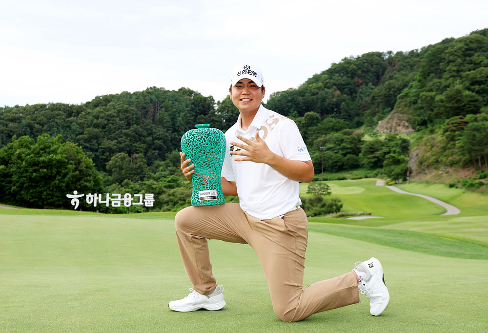 장유빈이 21일 강원 남춘천 CC에서 열린 한국프로골프(KPGA) 투어 하나은행 인비테이셔널에서 우승한 뒤 트로피를 품에 안고 손가락 다섯 개를 들어 보이고 있다. 장유빈은 이날 통산 5승을 달성했다. KPGA 제공