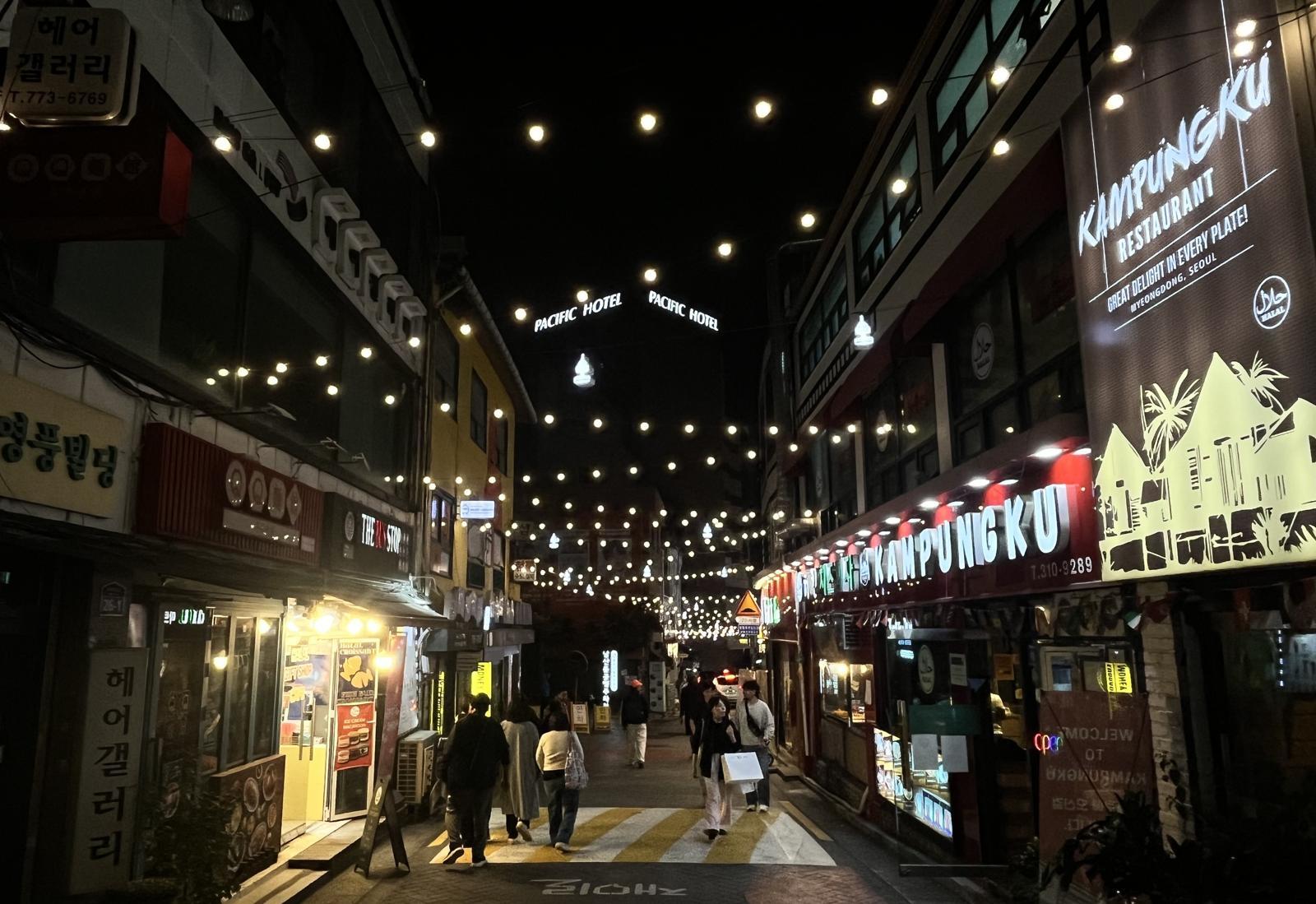 명동남산골 상점가 야간경관조명. 중구 제공