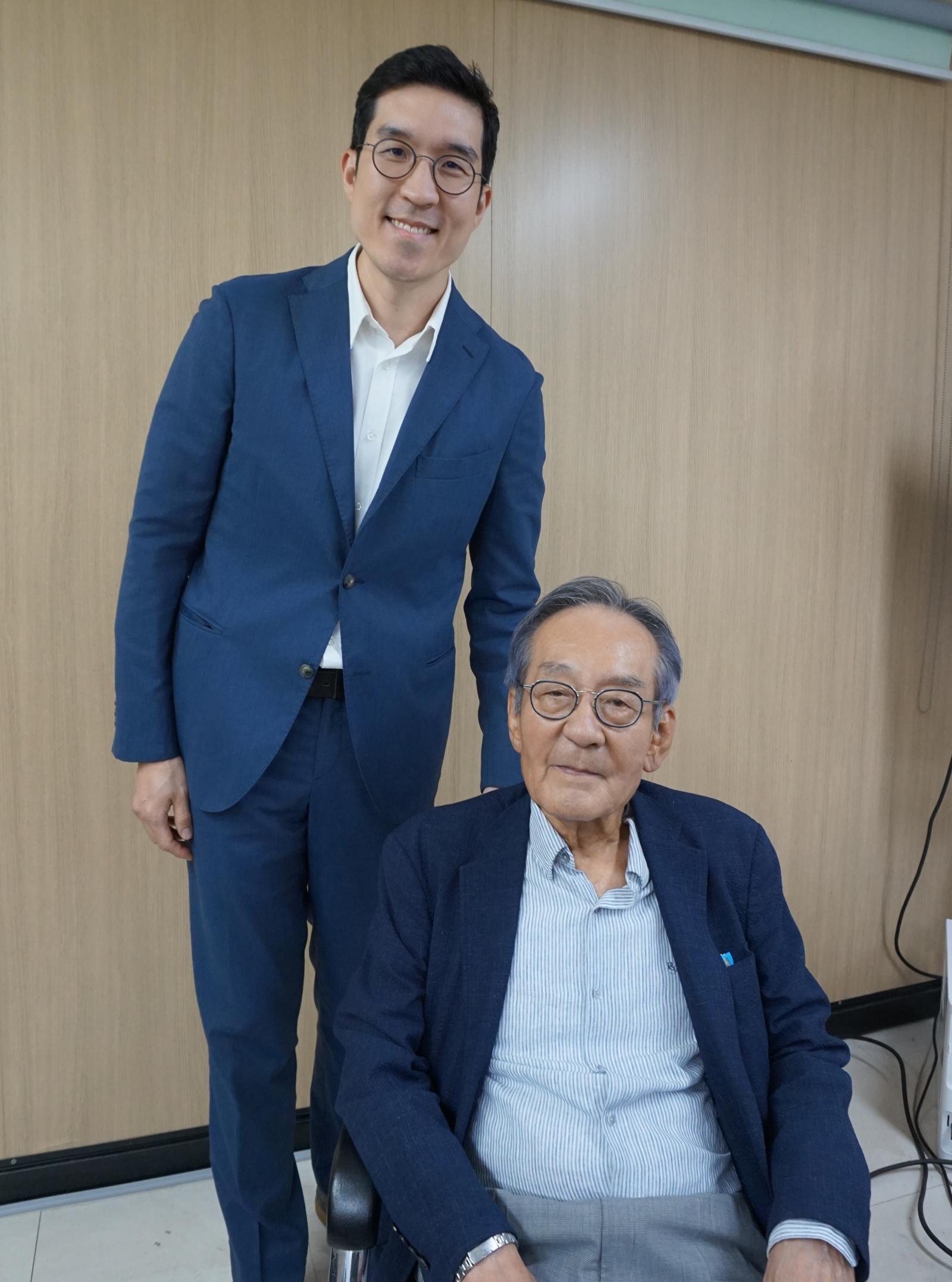 최재원 회장(오른쪽)과 최경승 사장.