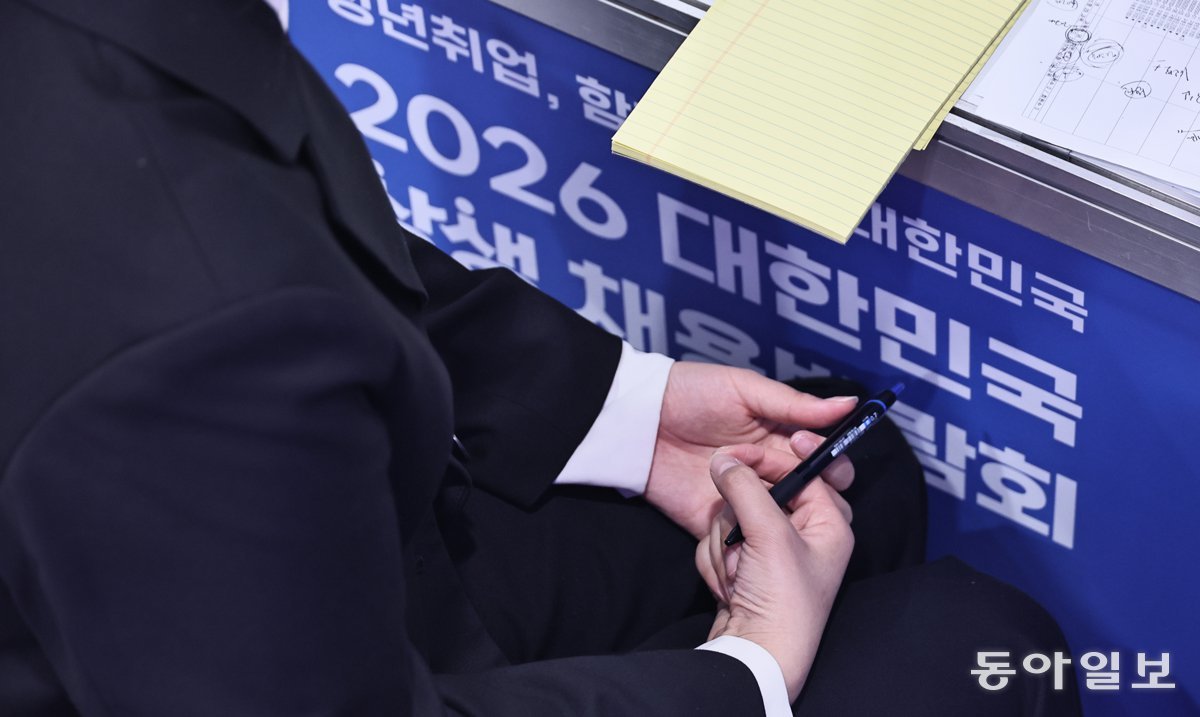 4월 서울 서초구 aT센터에서 열린 채용박람회에서 긴장한 청년이 현장 면접을 보면서 손을 매만지고 있다. 양회성 기자 yohan@donga.com