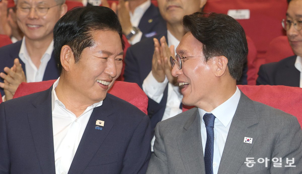 정청래 “히말라야 같은 黨이 품어 지선 당선”… 김민석 “대통령이 흔들리면 무슨 일 하겠나”