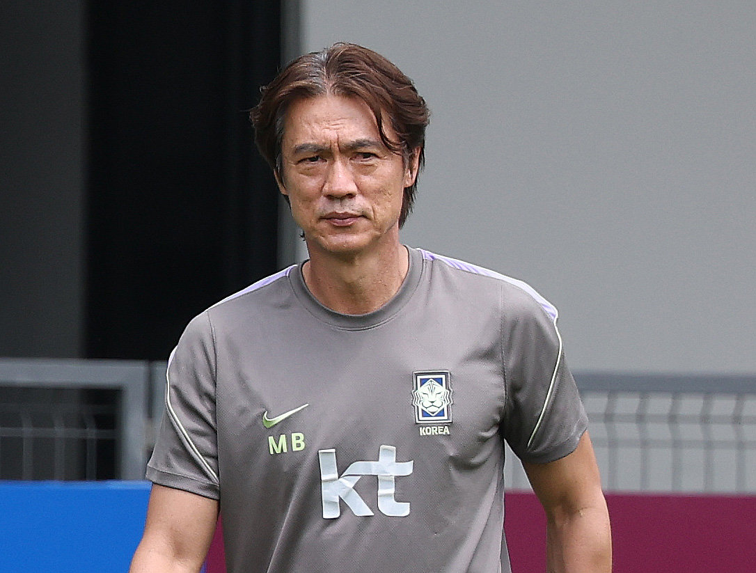 대한민국 축구국가대표팀 홍명보 감독이 19일(현지시간) 멕시코 과달라하라 인근 대한민국 축구대표팀의 베이스캠프 훈련장인 사포판 치바스 바예 베르데에서 회복훈련에 참석해 선수들을 지켜보고 있다. 2026.6.20 ⓒ 뉴스1